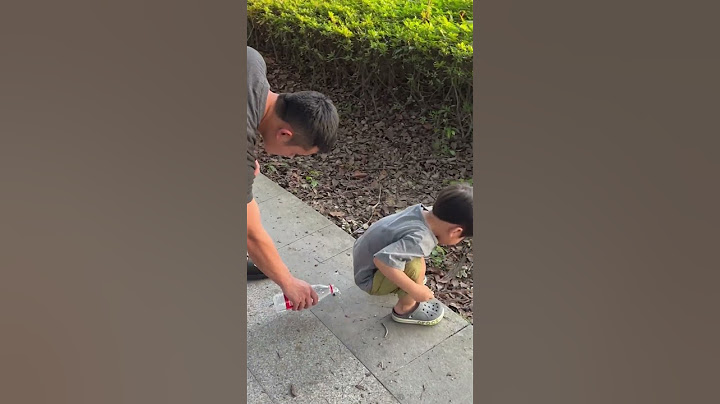 爸爸太陰險了！為了不讓兒子賴在外面，居然騙他尿褲子了！ #funny#爸爸帶娃#整蠱