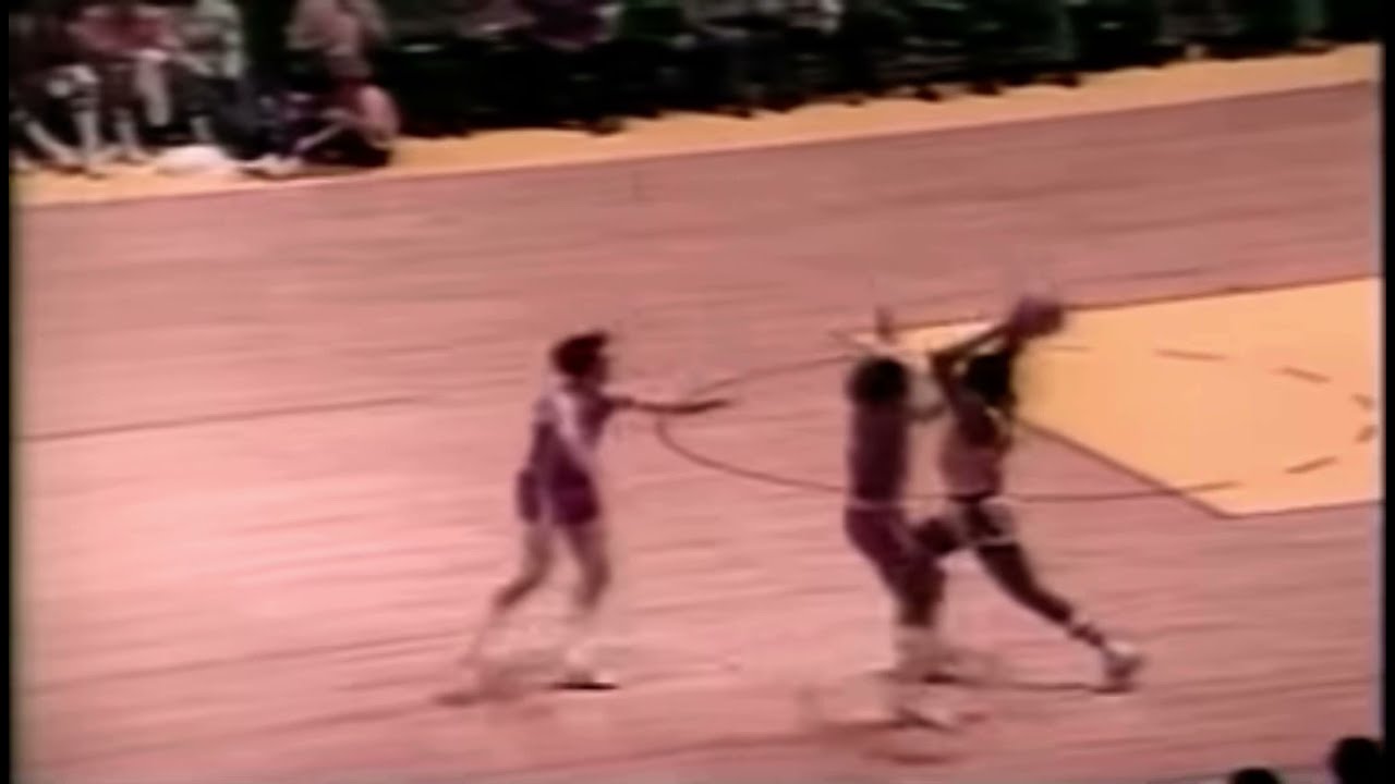 Lionel Hollins dunks on Kareem