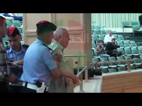 اخراج مواطن من شرفة "النواب" بعد طلبه مقابلة رئيس الوزراء