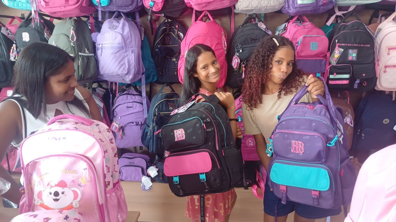 indo comprar  as bolsas de escola das meninas 