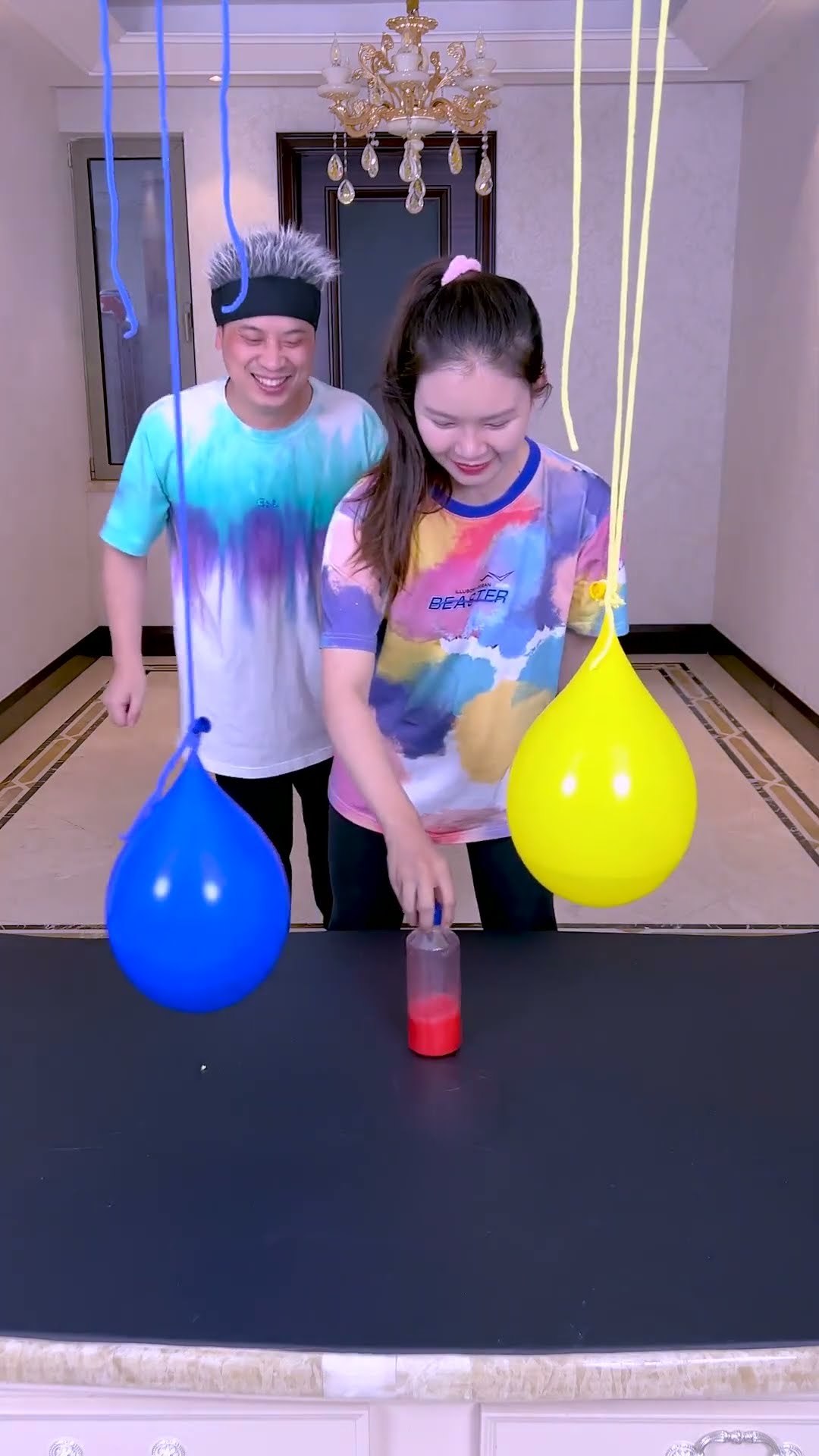 बोतल खड़े होकर चुनौती丨Water Bottle Standing Competition! Who Is The Best?#Funnyfamily#Partygames