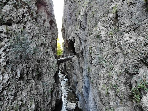 Ταξιδεύοντας με τον οδοντωτό, συναντάς ένα χωριουδάκι χτισμένο στα βάθη ενός καταπράσινου φαραγγιού