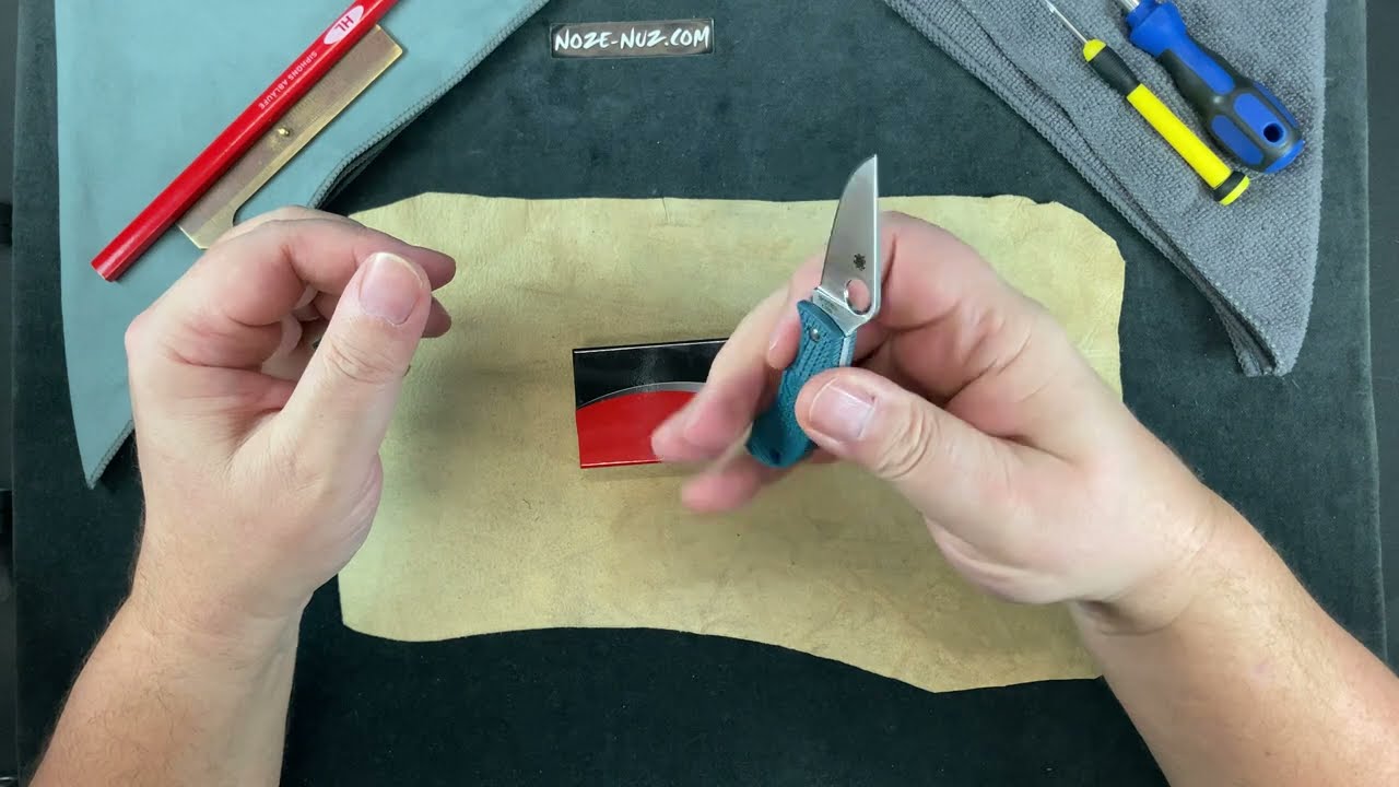 SCMFPK390 Spyderco Manbug Lockback Blue