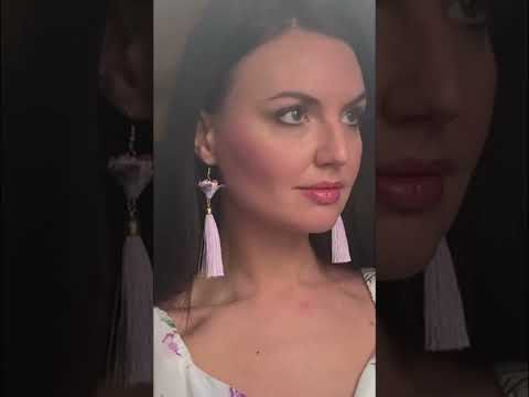 Бузкові сережки пензлика ручної роботи праного кольору. Іриси з полімерної глини. Подарунок дівчині, видео 1