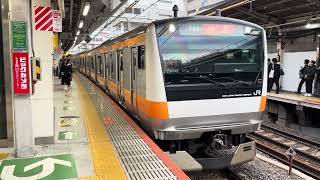 E233系0番台T1編成が快速青梅行きとして新宿駅12番線を発車するシーン (1533T) 2025.11.13.15:43