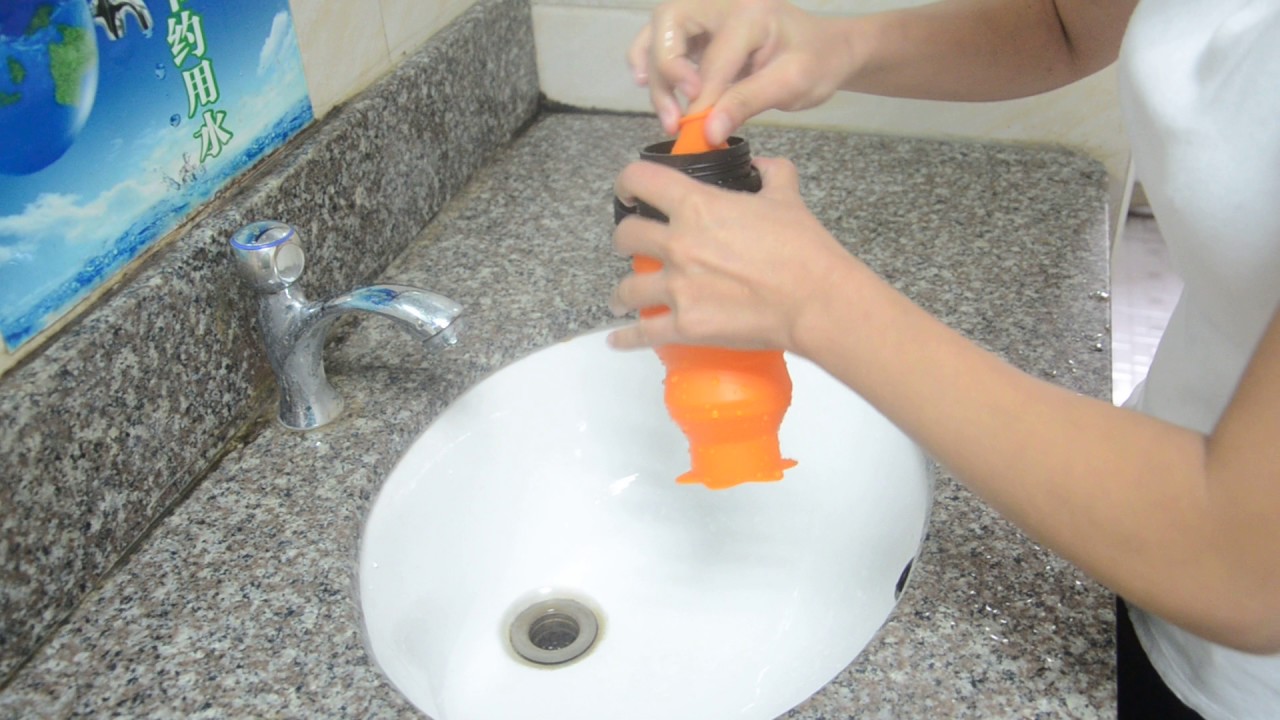 silicone foldable water bottle easy for cleaning.