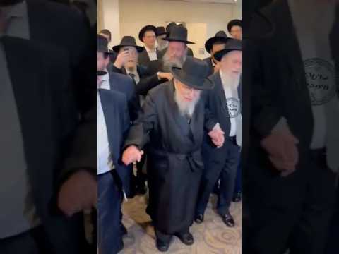 ראש ישיבת גייטסהד הגאון הרב אברהם גורביץ בריקוד המצווה טאנץ לראשונה בחייו בחתונת נכדתו