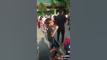 DJ entah apa yang merasukimu bocah SD ini viral karena jogetannya