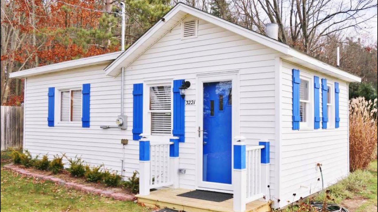 Adorable Little Saugatuck Cottage on 0.5 acre That Has Been Completely