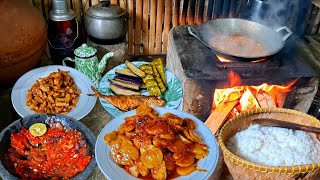 MAKAN NGARIUNG BARENG KELUARGA NIKMATNYA BIKIN NAMBAH‼️GULAI JENGKOL,SAMBEL TRASI,GORENG PEDA,