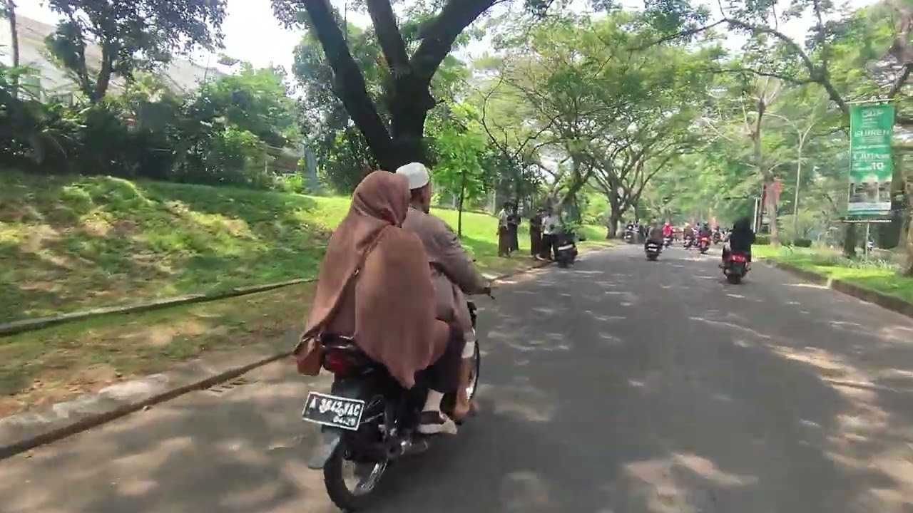 Aktivitas di sekitar jalan utama || Komplek TALAGA BESTARI, CIKUPA, TANGERANG 