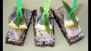 КАНАПЕ С СЕЛЕДКОЙ И ЧЕРНЫМ ХЛЕБОМ НА ШПАЖКАХ! Блюда к праздникам. КАНАПЕ С СЕЛЕДКОЙ И ЧЕРНЫМ ХЛЕБОМ НА ШПАЖКАХ! Блюда к праздникам.