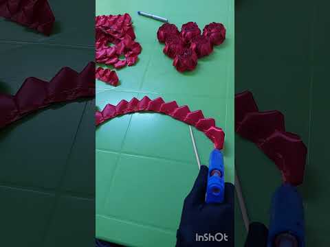 تصوير مراحل صناعة الورد من شبر الستان