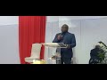 PASTOR ANDREWS LOUVANDO A DEUS.