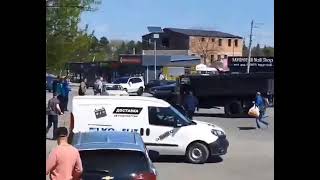 ‼️Пьяный украинский военный таранит на грузовике гражданские машины