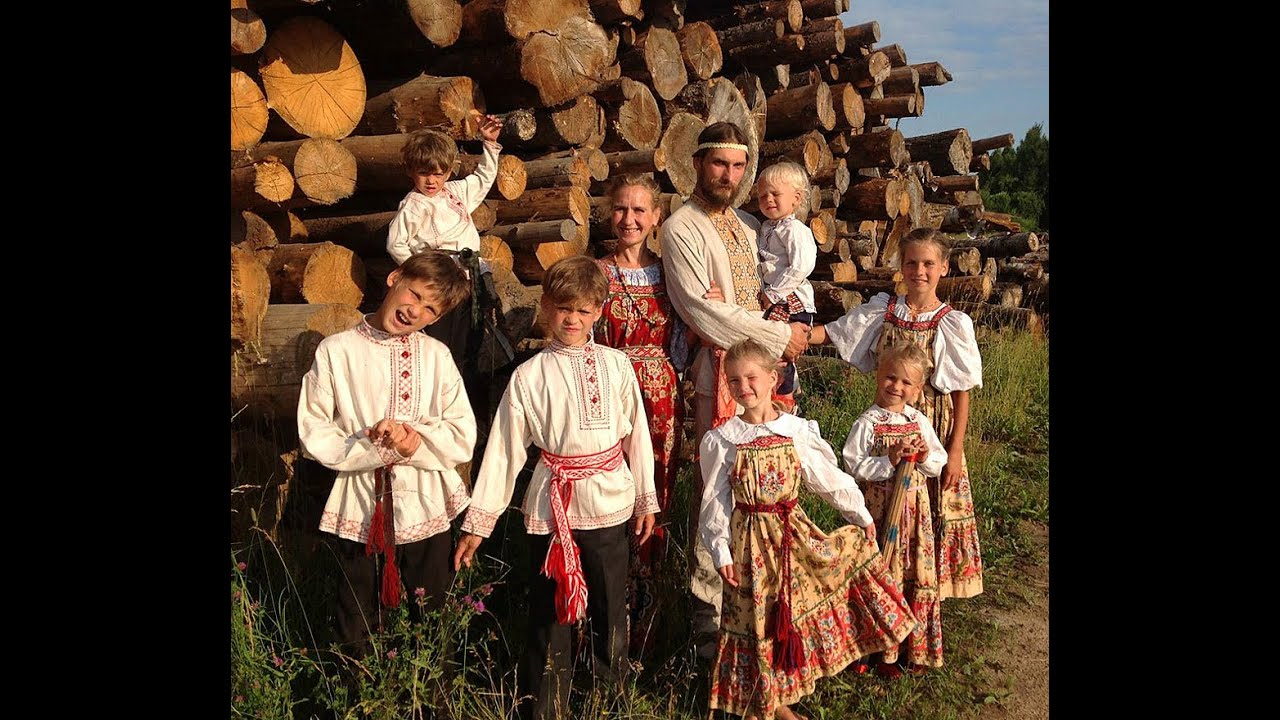 В нашей стране немало семей где. Русский человек. Славянские дети. Традиционная русская семья. Семья на Руси.