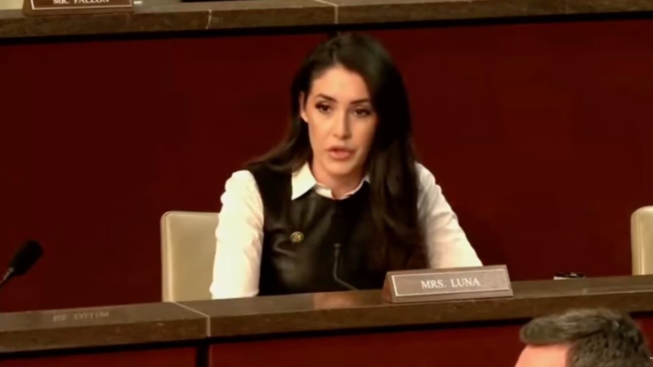 Член палаты представителей Анна Паулина Луна передала дело губернатору Уолзу и генеральному проку...