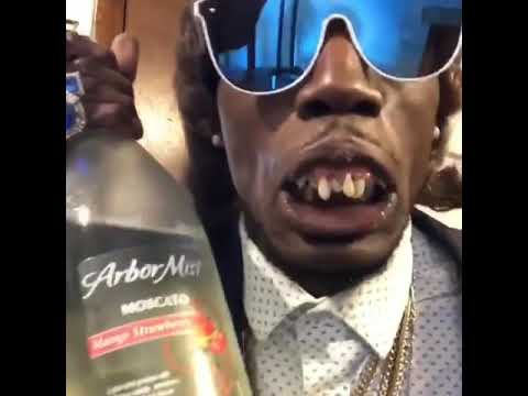 رجل يشرب أغلى مشروب على وجه الأرض 