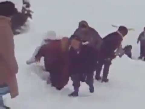 الحاجات البركة الله يبارك يلعبو في الثلج من مرتفعات تيزي وزو الله يقوي الخير على بلادنا