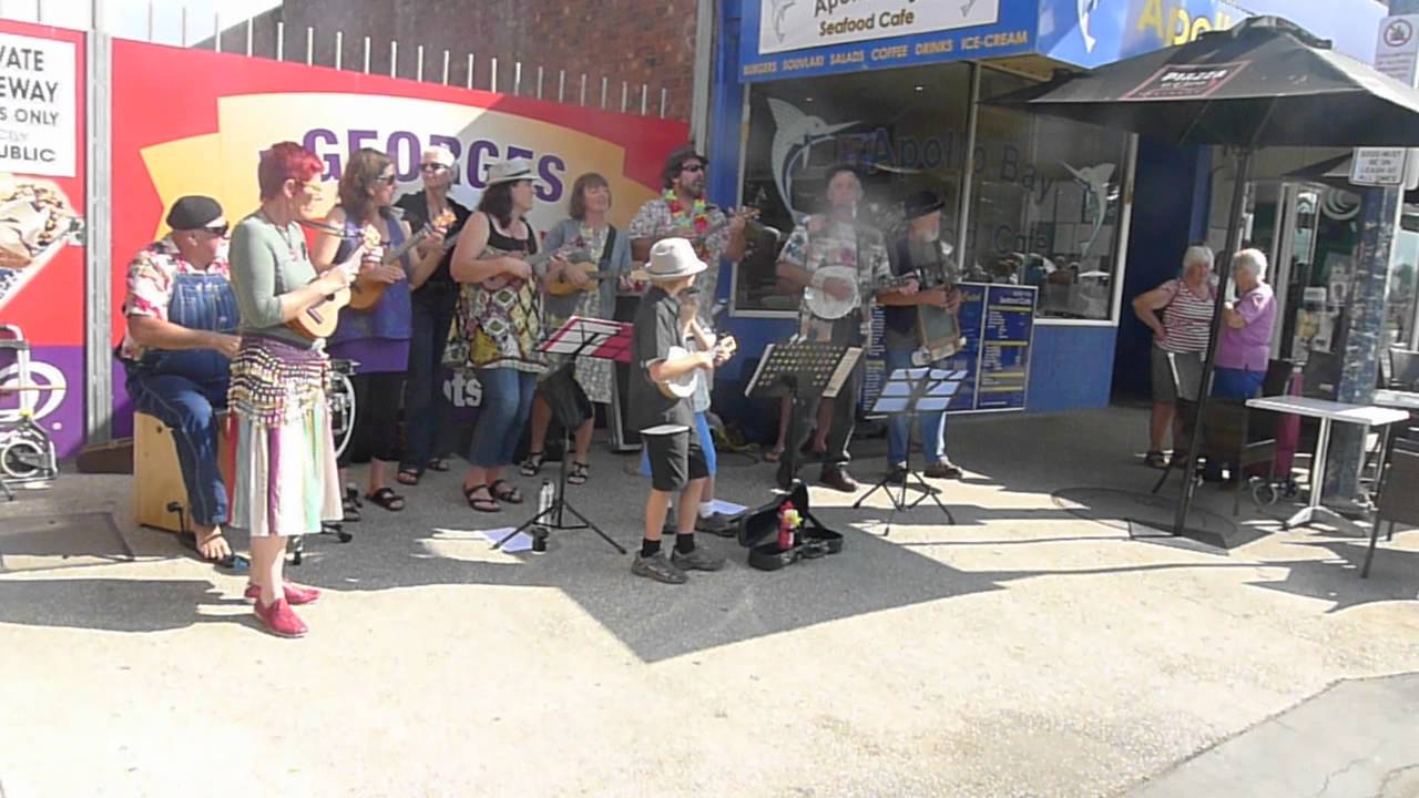 Super Short 2 second video of a Family Band in Apollo Bay in Victoria :-)