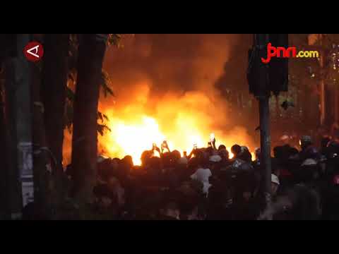 JPNN.com Massa Demo Bakar dan Merusak Mess MPR, Lampu Lalu Lintas, dan ...