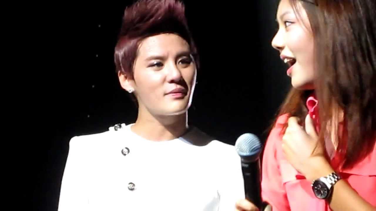 Xia Junsu's angel pose in New York 8/30/12