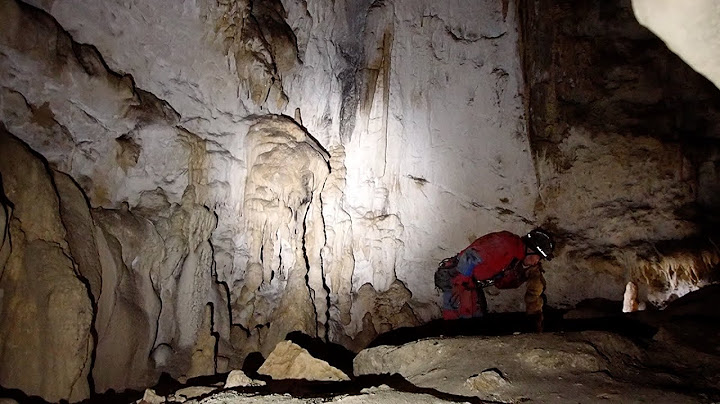 Buschraft Mäke findet beim Wandern 150m Schachthöhle und befährt sie spontan