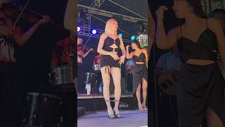 Hermosa bailarina Salvadoreña y su increíble baile.