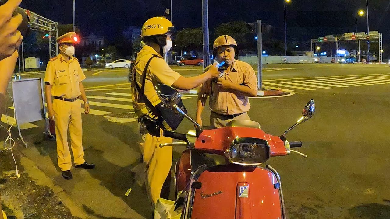 Bác sĩ khó tính khi bị CSGT thổi cồn