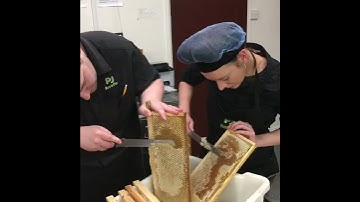 Preparing honey super frames for extraction