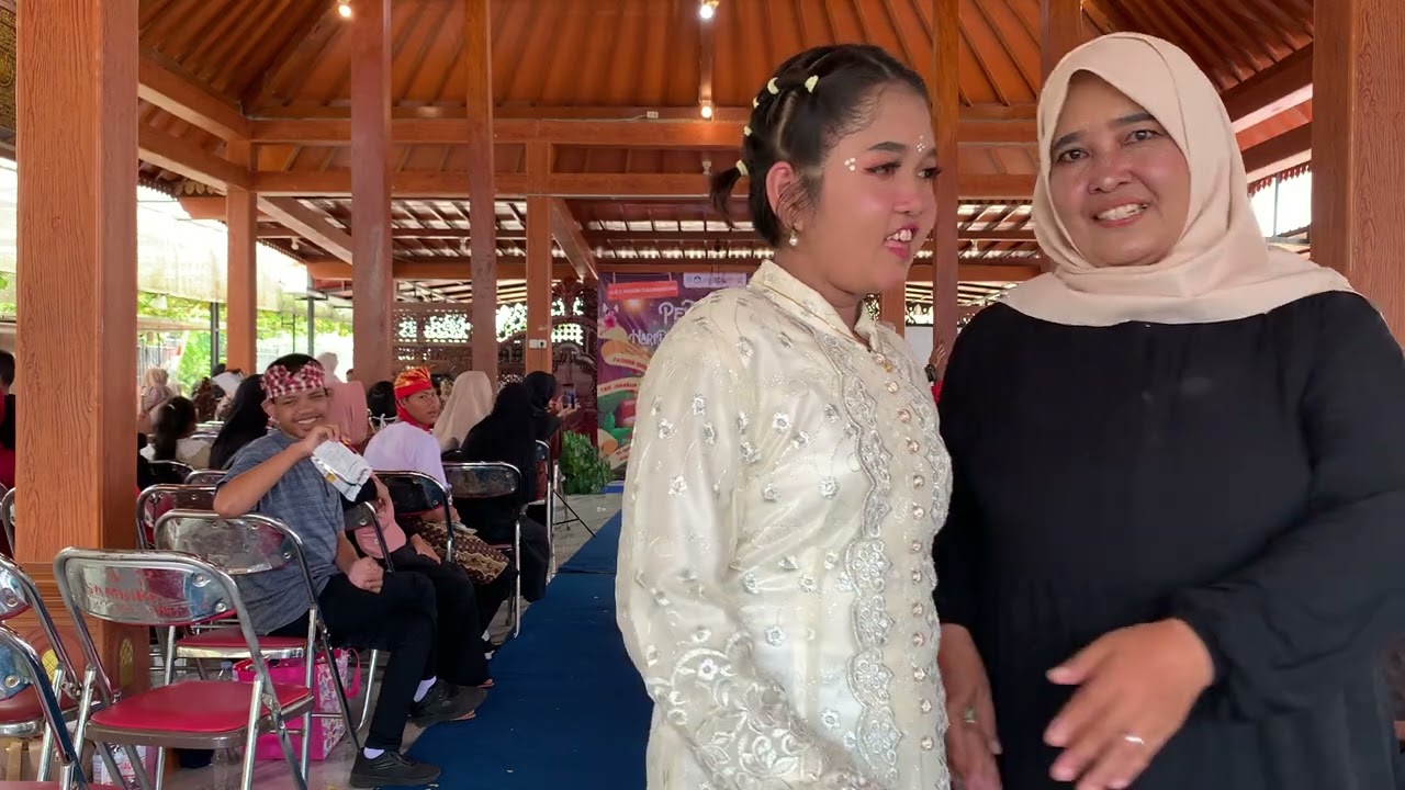 Fashion Show Nusantara (Kelas Bu Lilik dan Pak Erlis)