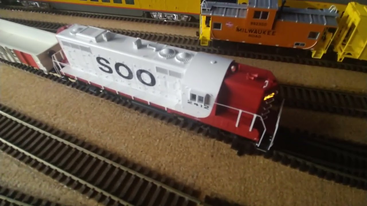 Walthers Proto GP-9 upgraded with a Tsunami2, TSU-21PNEM8 Decoder