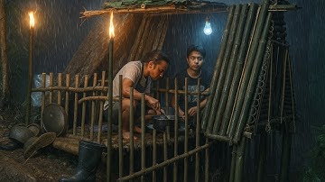 CAMPING HUJAN DERAS / MEMBANGUN SHELTER BAMBU DI HUTAN UNTUK MENGINAP DI GUYUR HUJAN