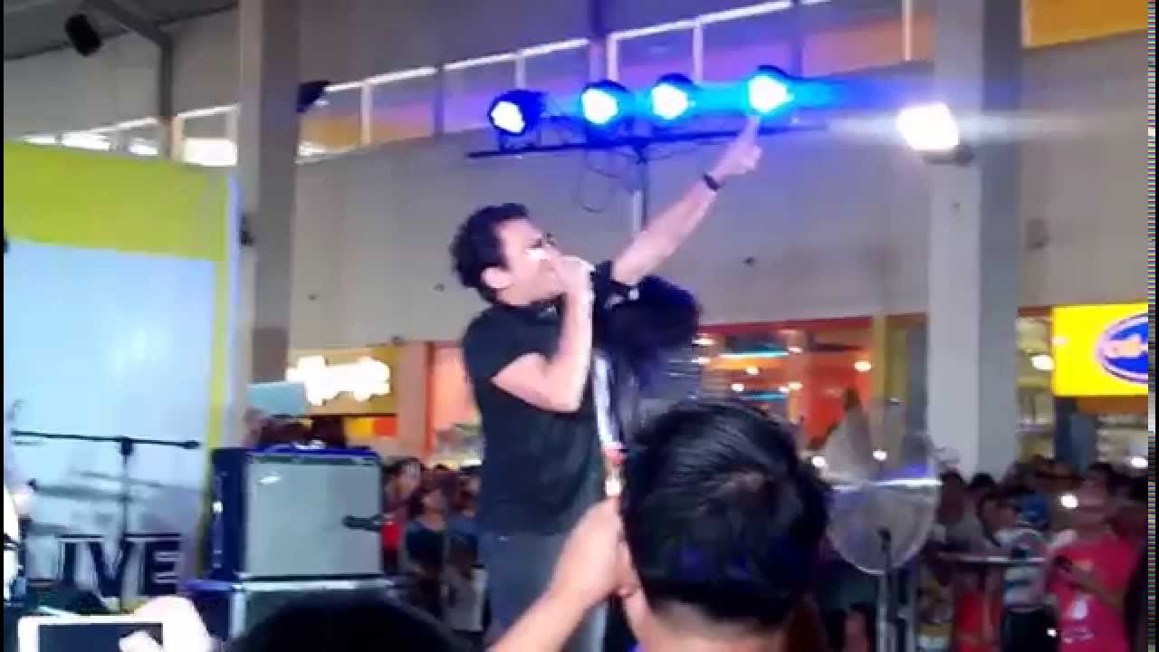 Sponge Cola sings the hit song Tuliro and the crowd went wild....