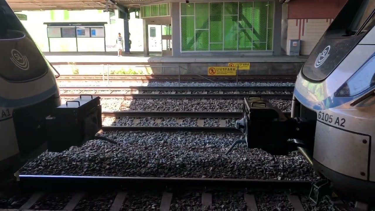 X60B Pendeltåg kopplas ihop vid Älvsjö.