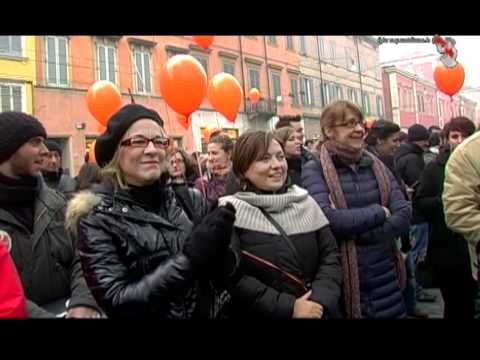 modena,-bacio-collettivo-in-piazza-contro-giovanardi