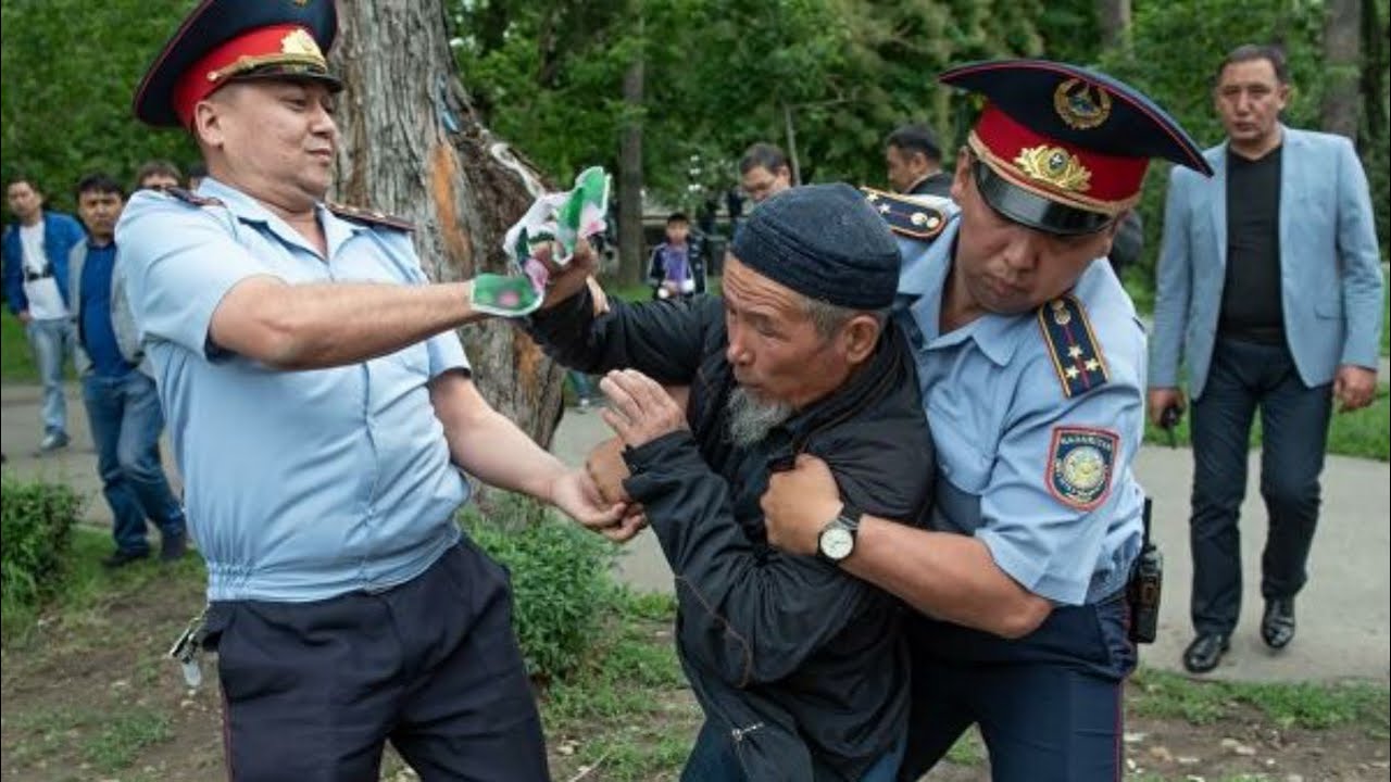 События в казахстане сегодня. Митинги в Казахстане. В Казахстане полиция митинги. Казахи митинг.