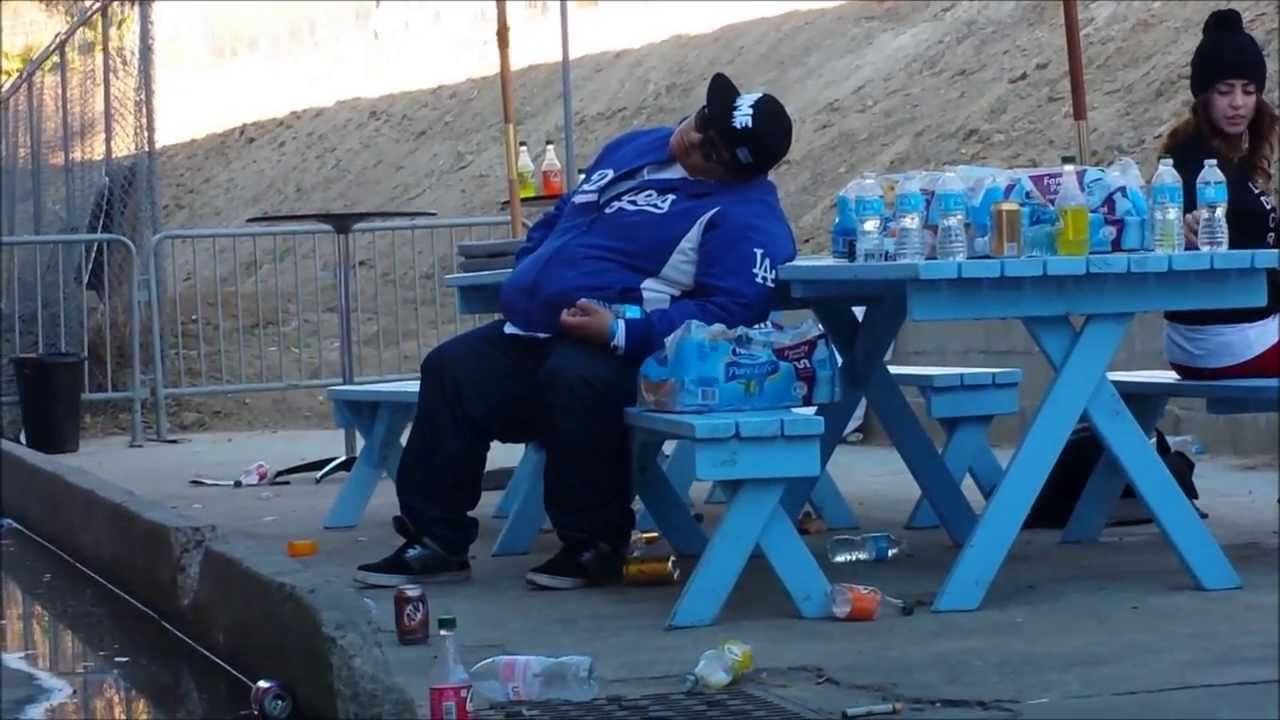 fat guy Passed out @ twerk off contest @ kush n wax connection