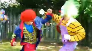 Клоуны дерутся под дабстеп. Clowns fight to the dubstep.