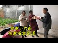 下了一天雨，儿媳学习做羊杂汤，又蒸一锅油馍，给公婆做暖心的饭 | It's raining, my daughter-in-law makes haggis soup