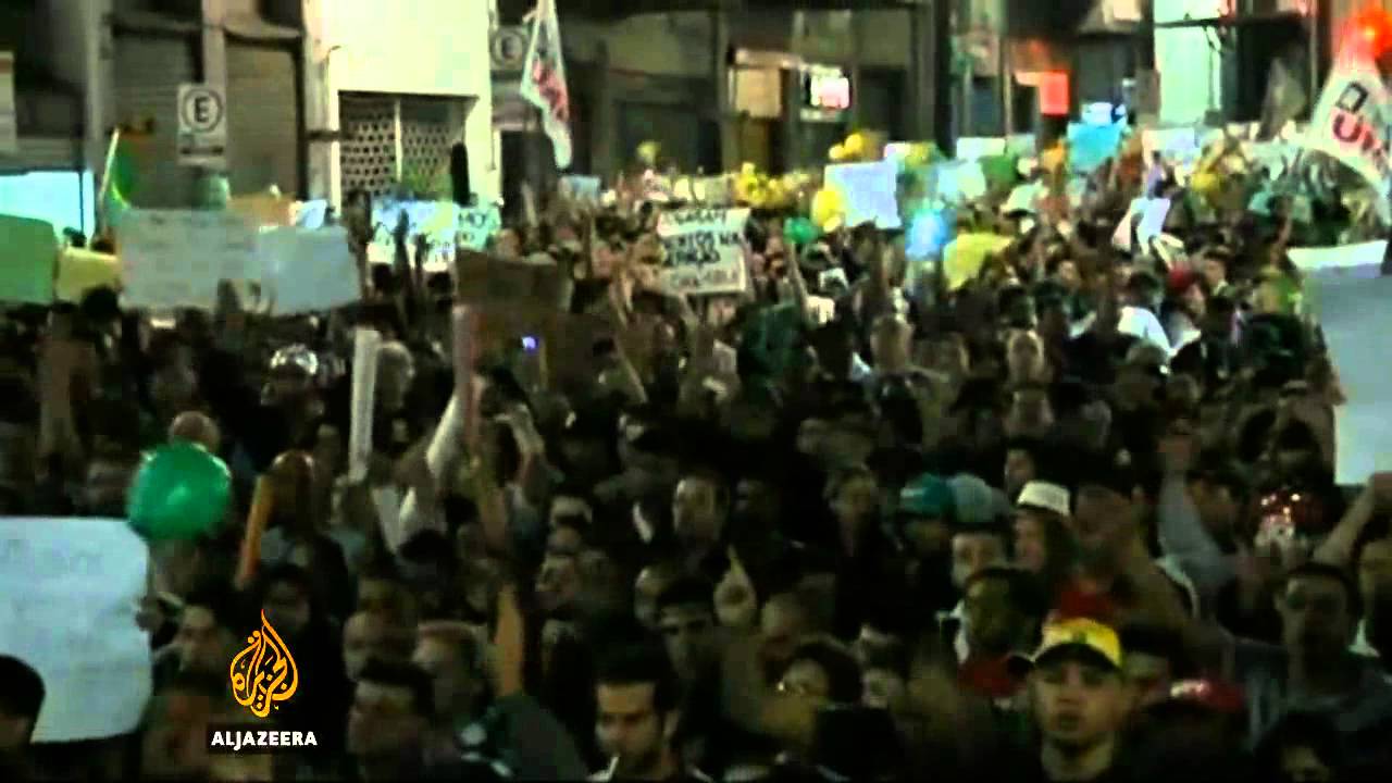 عشرات الآلاف في شوارع البرازيل