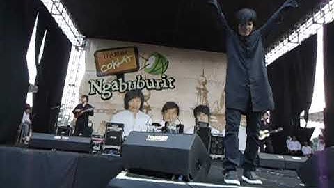 GIGI BAND LIVE NGABUBURIT TASIK 2011 - SAHABAT