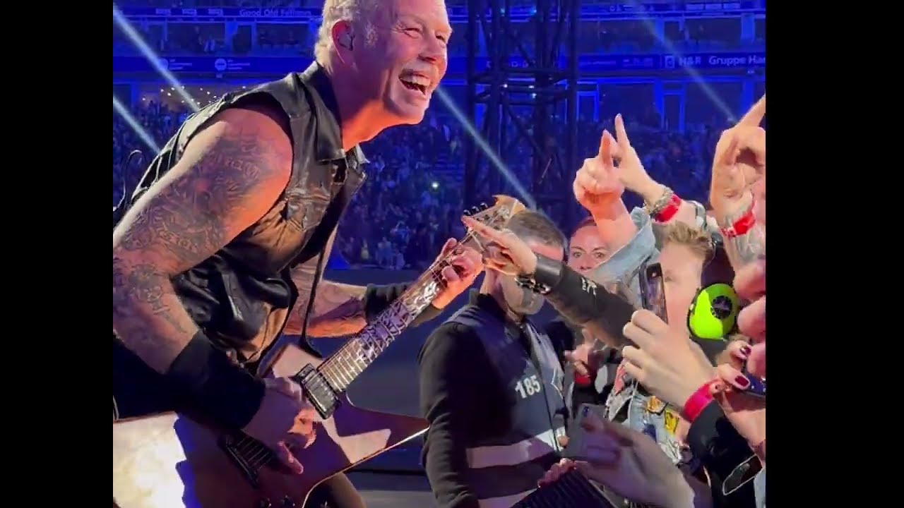 James Hetfield makes a young fan’s day! (Hamburg, 2023) 
