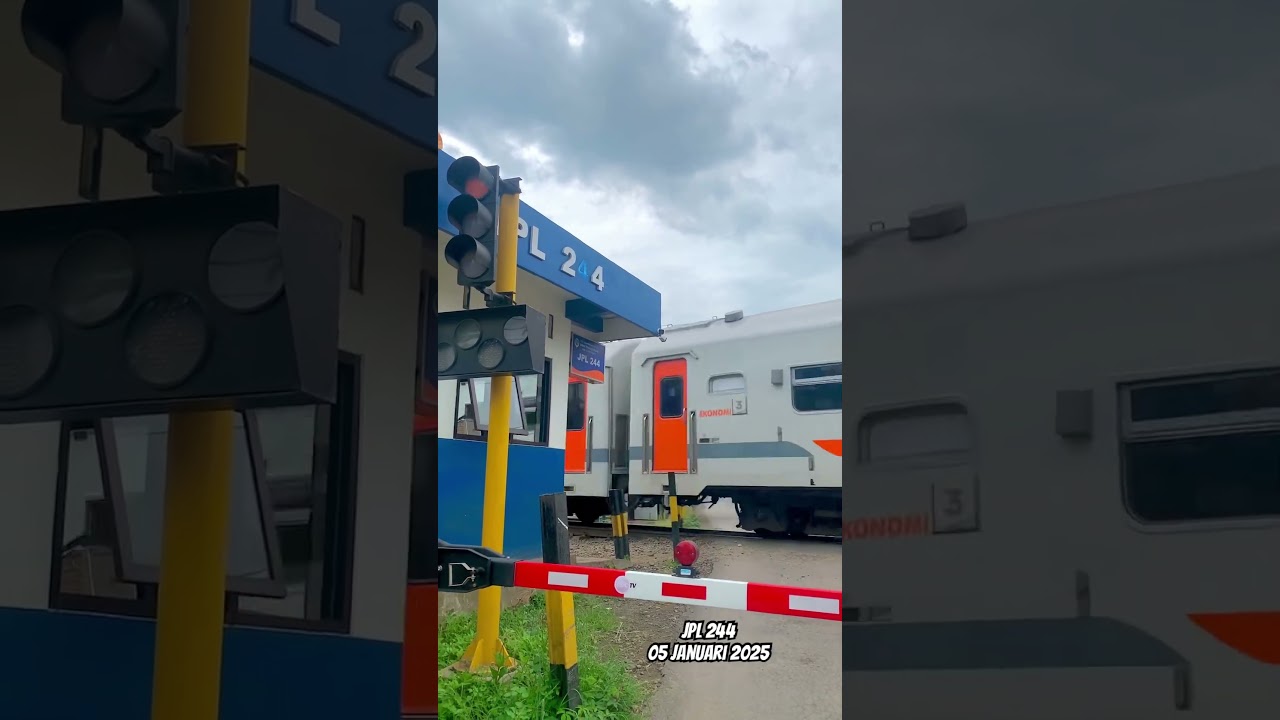 Kereta Api CL Penataran Melintas di Perlintasan Kereta Api JPL 244, Plosokandang