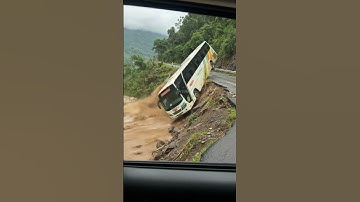 Jalan amblas, Bus Terpeleset ke Sungai #shorts