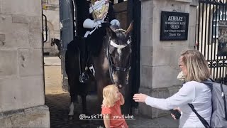 Hore pulls out her hair clip mum, gets it back #thekingsguard