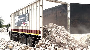 Potash unloaded by a KEITH® WALKING FLOOR® system