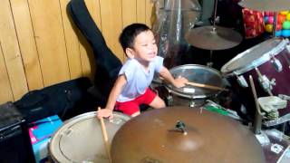 Lucu banget anak kecil main drum sampai jatuh