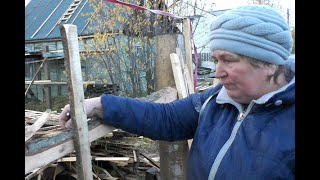 Такому забору завидуют все соседи, а затрат на 1000 рублей (Woman making a fence)