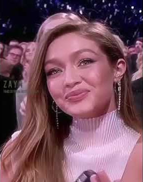 Gigi Hadid reaction while Zayn Malik is receiving award #shorts💜